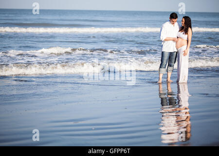 Couple sur la plage en attente de leur bébé - 28 semaines Banque D'Images