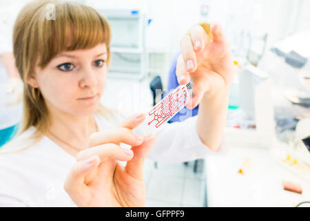 Un laboratoire sur puce est intègre plusieurs processus de laboratoire en un seul appareil, en femme part Banque D'Images