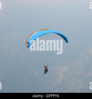 Vol en parapente sur la montagne au lac de Garde (Italie) Banque D'Images