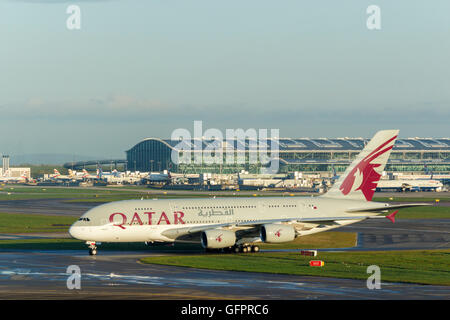 Qatar Airways Airbus A380 le roulage à l'aéroport. Prise à l'aéroport de Londres Hethrow Banque D'Images