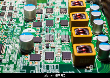 Gros plan des puces et les résistances sur un circuit imprimé, pourrait représenter l'industrie électronique Banque D'Images