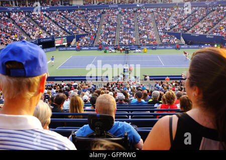 Spectateurs regardant tennis à la Coupe Rogers 2016 Tournoi de tennis à Toronto. Banque D'Images