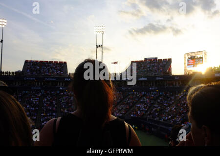 Fans de regarder le tennis au coucher du soleil à la Coupe Rogers 2016 Tournoi de tennis à Toronto. Banque D'Images