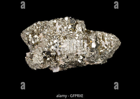 La pyrite sur noir, également connu sous le nom de la pyrite de fer et d'or d'imbéciles, est un sulfure de fer dont la formule chimique est FeS2. Banque D'Images