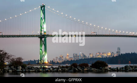 Pont Lions Gate avec le centre-ville de Vancouver à l'arrière-plan. Banque D'Images