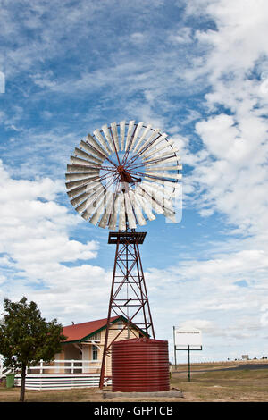 Un ancien moulin à vent utilisé pour le pompage de l'eau Banque D'Images