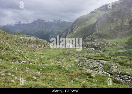 Le Berggasthaus trift hut/hôtel pour les alpinistes et les randonneurs de montagne, situé sur le sentier de Eidelweissweg, Zermatt, Suisse Banque D'Images