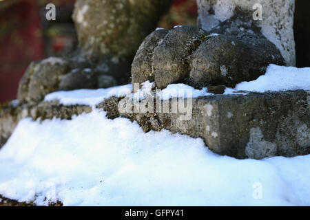 Détail de la statue à Hakone Shrine sur un matin d'hiver, Hakone, Japon Banque D'Images