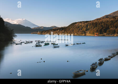 Vue du Mont Fuji depuis le lac Ashi dans la matinée, Hakone, Japon Banque D'Images