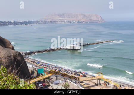 Miraflores, Lima - 10 mai : vue sur la baie de Miraflores pour le district de Chorillos, Lima. 10 mai 2016 Miraflores, Lima Banque D'Images