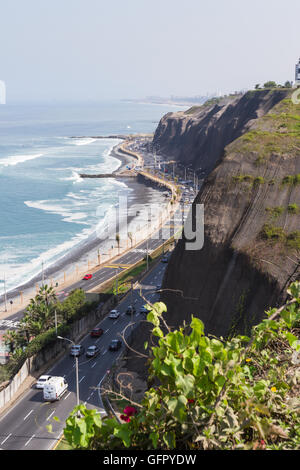 Miraflores, Lima - 10 mai : une vue magnifique sur la baie et la route côtière, Lima. 10 mai 2016 Miraflores, Lima au Pérou. Banque D'Images