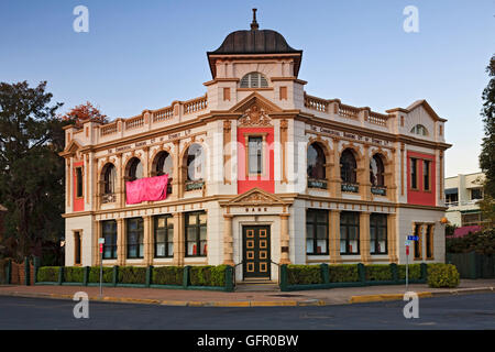 Façade de la banque australienne rurale dans les petites ville régionale régionale en Moree NSW, Australie. Bâtiment art déco historique est un local Banque D'Images