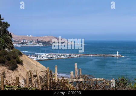 Barranco, Lima - 10 mai : vue sur cette belle marina dans le district de Barranco Lima avec des falaises et des formations rocheuses, le Pérou. Banque D'Images