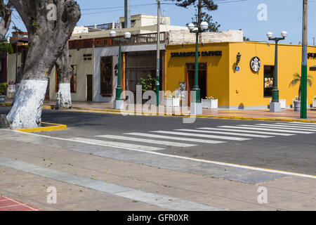 Barranco, Lima - 10 mai : vue sur la rue du côté de la place principale dans le district de Barranco Lima, Pérou. 10 mai 2016, Barranco Lima Banque D'Images