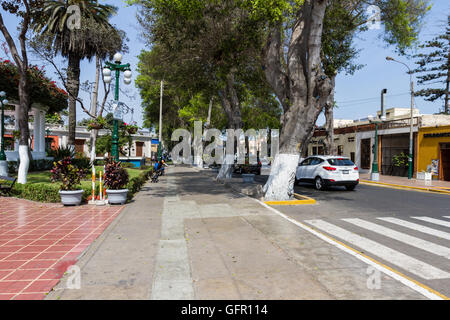 Barranco, Lima - 10 mai : vue sur la rue du côté de la place principale dans le district de Barranco Lima, Pérou. 10 mai 2016, Barranco Lima Banque D'Images