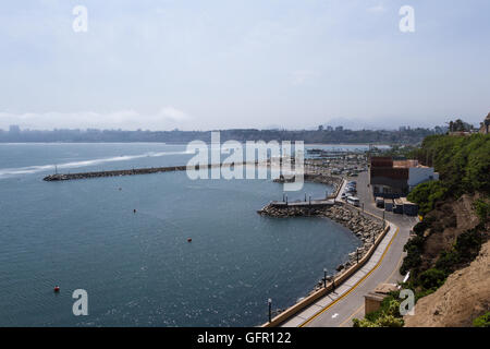 Chorillos, Lima - 10 mai : vue sur la ligne de côte de Lima, y compris les districts de Barranco et Chorillos, Lima, Pérou. 10 mai Banque D'Images