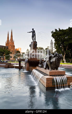 Les parc de la ville de Sydney - Hyde Park, avec fontaine et St Mary cathédrale en arrière-plan. Banque D'Images