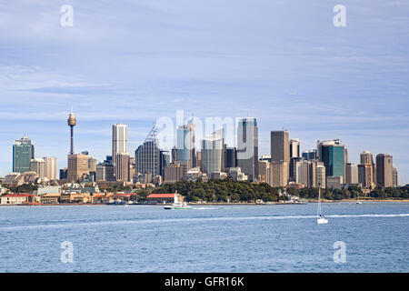 Paysage urbain de la capitale à travers les eaux du port de Sydney au-dessus du jardin botanique royal par un beau jour d'été. Banque D'Images