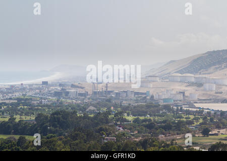 Pachacamac, Lima - 10 mai : raffinerie de pétrole et à proximité de la ville de Lima, vue avec la mauvaise qualité de l'air dans l'été. 10 mai 2 Banque D'Images