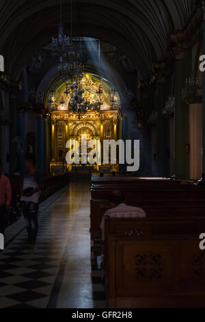 Lima - 10 mai : Bel intérieur d'une église catholique de Lima. 10 mai 2016 Lima au Pérou. Banque D'Images