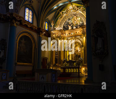 Lima - 10 mai : Bel intérieur d'une église catholique de Lima. 10 mai 2016 Lima au Pérou. Banque D'Images