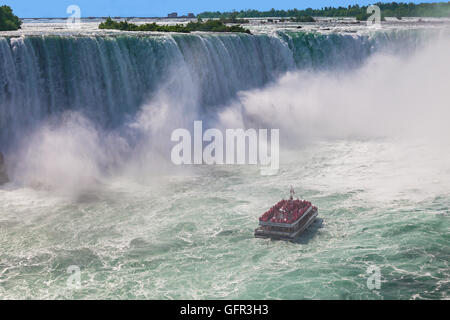 Niagara Falls, ON, Canada - le 5 juillet 2015 : vue sur un bateau d'excursion, Hornblower, naviguer près de the Horseshoe Falls à Niagara Falls Banque D'Images