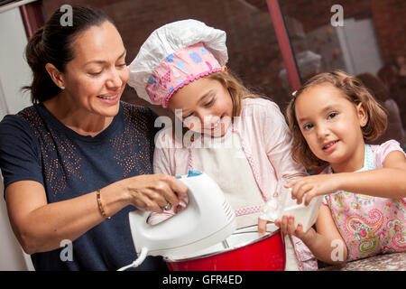 La préparation des cupcakes avec maman Banque D'Images