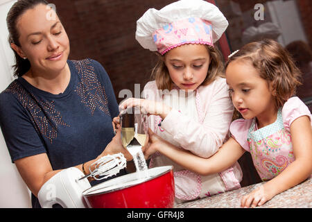 La préparation des cupcakes avec maman Banque D'Images