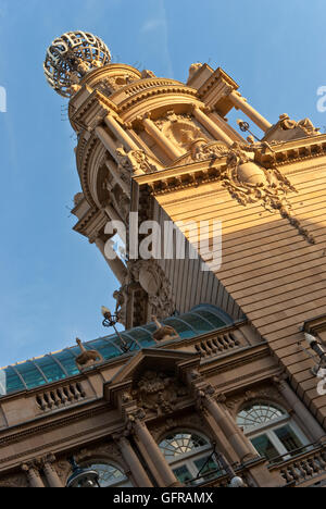 London Coliseum Theatre dans le centre de Londres St Martin's Lane. Détail de l'ornate dome toit allumé par sunshine contre le ciel bleu Banque D'Images