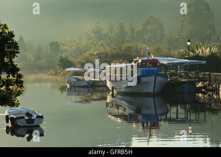 Tôt le matin, vue sur la rivière avec bateaux et ensoleillé paysage brumeux Banque D'Images