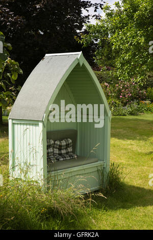 Royaume-uni, Angleterre, Bedfordshire, Stevington, Kathy Brown's garden, le jardin ombragé dans arbour Banque D'Images