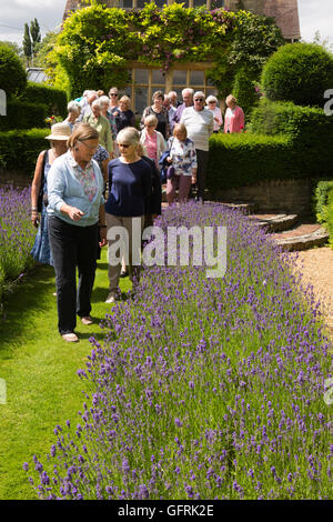 Royaume-uni, Angleterre, Bedfordshire, Stevington, Kathy Brown's garden, Kathy guidant les visiteurs Banque D'Images