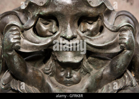 Royaume-uni, Angleterre, Bedford, Bedfordshire, Market Square, statue, John Howard, angelots en base à la par mask Banque D'Images