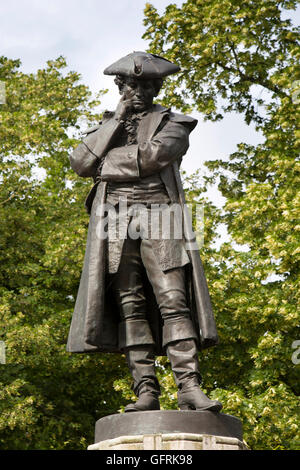 Royaume-uni, Angleterre, Bedford, Bedfordshire, Market Square, statue de réformateur de la prison, John Howard, en voyageant vêtements Banque D'Images