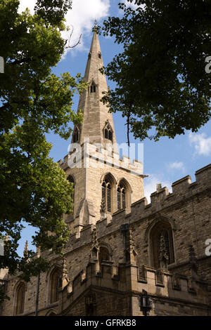 Royaume-uni, Angleterre, Bedford, Bedfordshire, St Paul's Square, flèche de l'église St Paul Banque D'Images