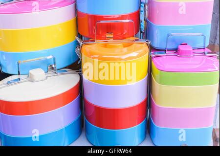 Transporteur d'aliments rétro coloré en marché. Banque D'Images