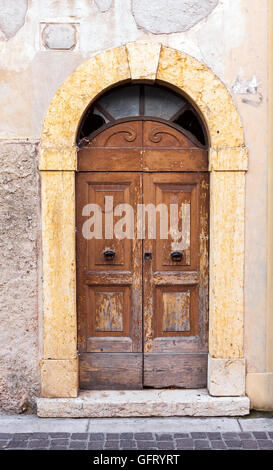 Old weathered portes en bois en Italie Banque D'Images