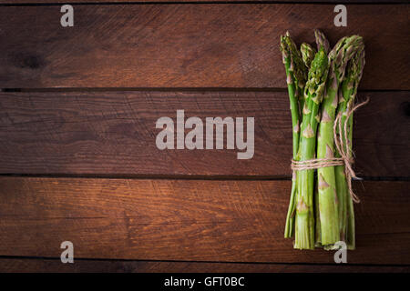 Bande d'asperges fraîches sur un fond de bois. Vue d'en haut Banque D'Images