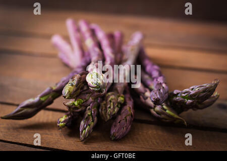 Bande d'asperges fraîches sur un fond de bois Banque D'Images