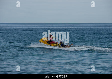 Hommes et femmes sauveteurs de plage sont mis à faire un splash avec de nouvelles patrouilles de jet ski à Cornwall Banque D'Images