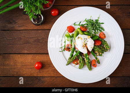 Salade d'asperges, tomates et œuf poché. Vue d'en haut Banque D'Images