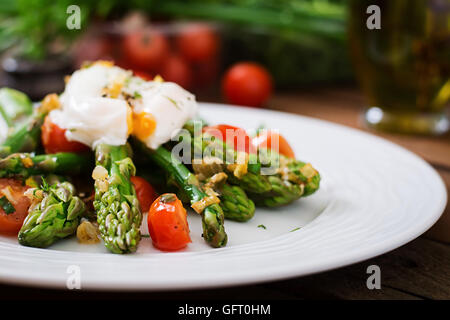 Salade d'asperges, tomates et œuf poché Banque D'Images