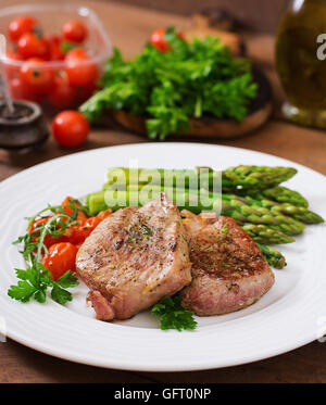 Pavé de boeuf grillé au barbecue avec de la viande et les tomates asperges. Banque D'Images