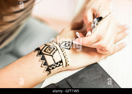 Jeune femme artiste mehendi henné sur la main peinture Banque D'Images