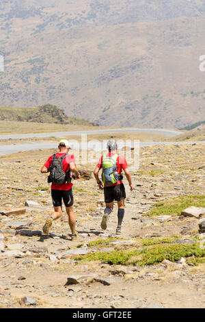 Deux coureurs Sentier chemin suivant dans paysage aride de la Sierra Nevada, en saison estivale. Grenade, Andalousie, espagne. Banque D'Images
