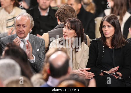 Harold Tillman, Samantha Cameron et Isabel Spearman au salon de la passerelle Erdem, qui s'est tenu à l'Université de Westminster pendant la Fashion week de Londres. Une querelle de copinage a éclaté à la suite de la fuite apparente de la liste des honneurs de démission de David Cameron. 21/2/2011 Banque D'Images