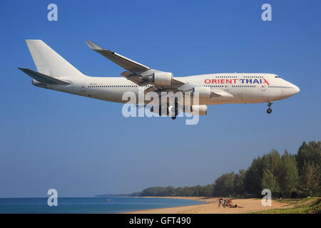 Thaïlande/Phuket Février 9, 2017 : Boeing 747 d'Orient Thai à l'atterrissage à l'aéroport de Phuket. Banque D'Images