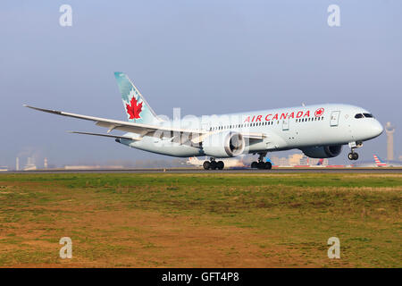 Paris/France le 9 octobre 2015 : le Boeing 787 Air Canada, à l'atterrissage à l'aéroport de Paris. Banque D'Images