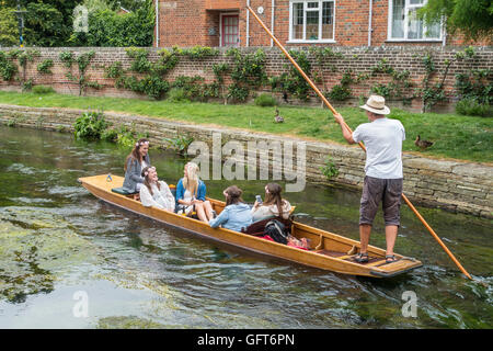 Hen Party sur une promenade en barque Rivière Stour Westgate Gardens Canterbury Kent Banque D'Images