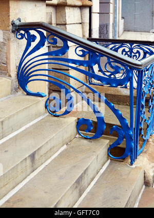 Peint bleu en fer forgé art nouveau rubans tourbillonnantes avec main courante et de mesures en dehors des bureaux à Leeds Banque D'Images